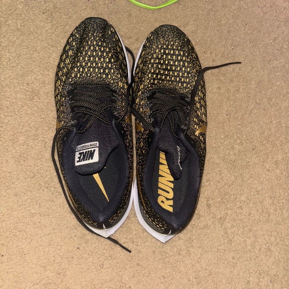 Nike Men's Black and Gold Athletic Shoes